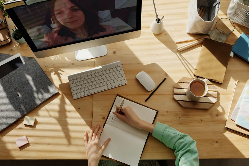 The 6 Perks of Taking a Nutrition Certification Online vs. in Person!
