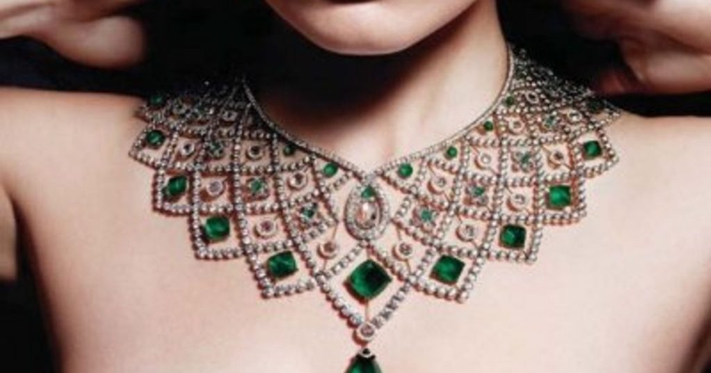 Tips on Wearing Vintage Jewellery with Style